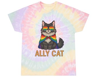 Könnte beinhalten: T-Shirt mit Batikmuster und einer Cartoon-Katze mit Regenbogen-Sonnenbrille und Regenbogen-Umhang. Der Text "ALLY CAT" ist in goldenen Buchstaben darunter gedruckt. Das Shirt hat ein Wirbelmuster aus Rosa, Gelb und Blau.