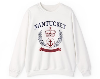Könnte beinhalten: Weißes Sweatshirt mit Rundhalsausschnitt und marineblauem "Nantucket"-Aufdruck. Das Design umfasst eine Krone, einen Anker und einen Lorbeerkranz in Marineblau und Rot. Der Text "Nantucket Island" befindet sich auf einem roten Banner.