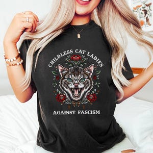 Kinderloos kattendame T-shirt, kinderloos kattendamesshirt, kinderloze kat dames tegen fascisme T-shirt, feministisch shirt, Funny Cat Lady T-shirt