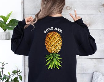 Sudadera "Just Ask Pineapple", jersey de cuello redondo tropical, piña invertida, suéter Swiggers, top sugerente, IYKYK, regalo para ella