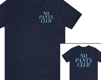 Op de afbeelding: Een marineblauw T-shirt met de tekst "NO PANTS CLUB" in lichtblauw op de voorkant. De achterkant van het shirt heeft dezelfde tekst in een grotere maat gedrukt.