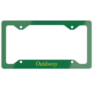 Può includere: Una cornice verde per targa con la scritta "Outdoorsy" in giallo. La cornice ha quattro fori di montaggio e una finitura lucida. La cornice è rettangolare.