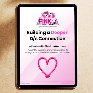 Op de afbeelding: Een digitale tablet met de cover van een werkboek getiteld Building a Deeper D/s Connection. Het ontwerp bevat een roze touwhart, het PinkKink-logo en de ondertitel A Relationship Check-In Workbook met tekst over het versterken van vertrouwen.