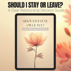 Puede incluir: Una tableta digital muestra el texto "SHOULD I STAY OR LEAVE? A Clear Relationship Decision Guide." La pantalla presenta una ilustración floral en tonos melocotón. El fondo es un degradado suave de melocotón y crema.