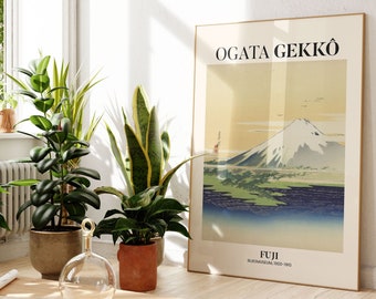 Può includere: Una stampa artistica incorniciata con un paesaggio giapponese, con il testo "OGATA GEKKÔ" e "FUJI". La stampa è in una stanza luminosa con piante in vaso e un tavolino di legno.