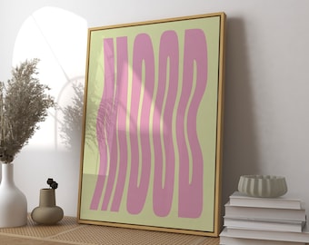 Puede incluir: Una impresión enmarcada con un fondo amarillo claro y texto rosa que dice "MOOD". La impresión está colgada en una pared sobre un banco de madera con una parte superior de ratán tejido.