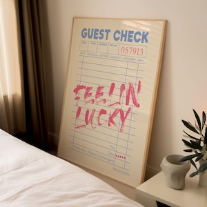 Può includere: Un poster beige con un design di scontrino per ospiti blu e bianco. Il poster ha il testo "GUEST CHECK" in lettere blu e il testo "FEELIN LUCKY" in lettere rosa. Il poster ha anche il testo "Date Table Guests Server 057913" e "APPT-SOUPISAL-ENTREE-VEG/POT-DESSERT-BEV". Il poster ha anche il testo "Thank You - Please Come Again" e "RBLSOC2023".