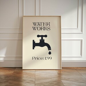 Puede incluir: Un p&oacute;ster en blanco y negro con el texto "WATER WORKS" y una silueta negra de un grifo con una sola gota de agua goteando del ca&ntilde;o. El texto "Price: &pound;99" est&aacute; en la parte inferior del p&oacute;ster.