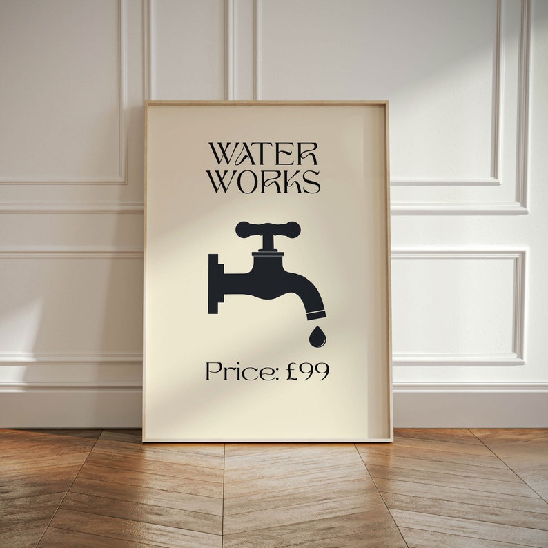 Puede incluir: Un p&oacute;ster en blanco y negro con el texto "WATER WORKS" y una silueta negra de un grifo con una sola gota de agua goteando del ca&ntilde;o. El texto "Price: &pound;99" est&aacute; en la parte inferior del p&oacute;ster.