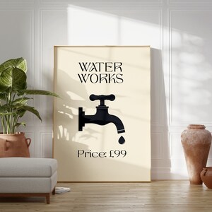 Puede incluir: Un p&oacute;ster beige con una silueta negra de un grifo con una sola gota de agua cayendo del ca&ntilde;o. El texto "WATER WORKS" est&aacute; por encima del grifo y "Price: &pound;99" est&aacute; por debajo del grifo.