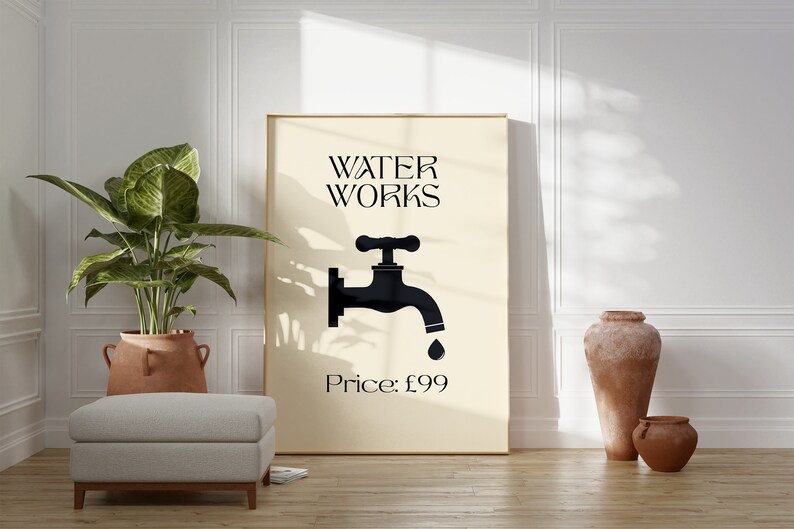 Puede incluir: Un p&oacute;ster beige con una silueta negra de un grifo con una sola gota de agua cayendo del ca&ntilde;o. El texto "WATER WORKS" est&aacute; por encima del grifo y "Price: &pound;99" est&aacute; por debajo del grifo.