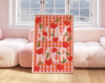 Puede incluir: Una impresión artística enmarcada con la palabra "SUMMER" en letras blancas, decorada con cerezas rojas y hojas verdes. El fondo es un patrón a cuadros de color naranja y rosa. La obra de arte se exhibe en una habitación con una ventana y un sofá rosa.