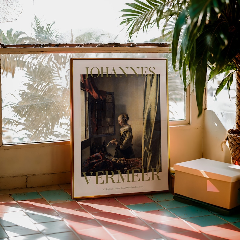 Pode incluir: Uma impress&atilde;o art&iacute;stica emoldurada de "Mo&ccedil;a lendo uma carta junto a uma janela aberta" de Johannes Vermeer. A impress&atilde;o tem uma moldura dourada e mostra a pintura com o nome do artista e o t&iacute;tulo em letras douradas. A obra de arte &eacute; exibida em ambientes internos perto de uma janela.