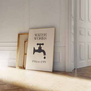 Puede incluir: Un p&oacute;ster blanco con un grifo negro y una gota de agua. El p&oacute;ster dice "Water Works" y "Price: &pound;99".