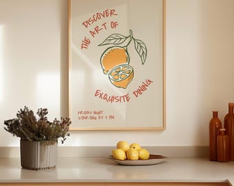 Op de afbeelding: Een ingelijste poster met een citroenillustratie en de tekst "Discover the Art of Exquisite Dining". De poster heeft een licht houten frame en de tekst is rood. Een kom met citroenen staat op het aanrecht.