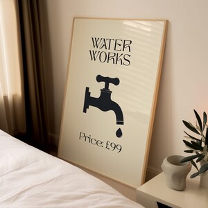 Puede incluir: Un p&oacute;ster beige con una silueta negra de un grifo con una gota de agua cayendo del ca&ntilde;o. El texto "WATER WORKS" est&aacute; por encima del grifo y "Price: &pound;99" est&aacute; por debajo del grifo.