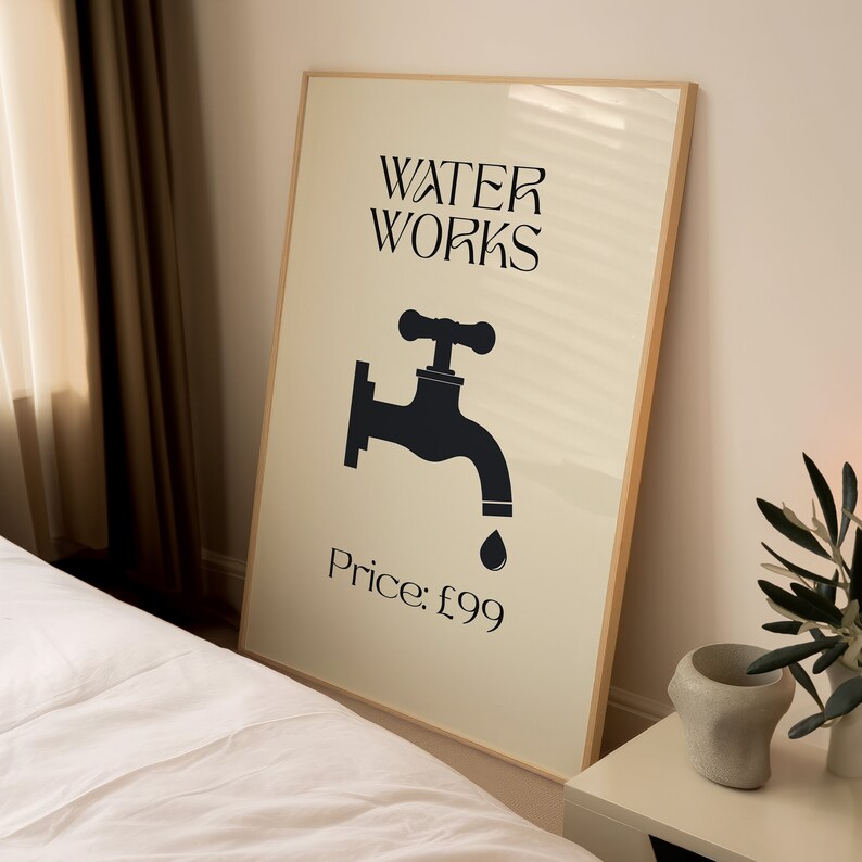 Puede incluir: Un p&oacute;ster beige con una silueta negra de un grifo con una gota de agua cayendo del ca&ntilde;o. El texto "WATER WORKS" est&aacute; por encima del grifo y "Price: &pound;99" est&aacute; por debajo del grifo.