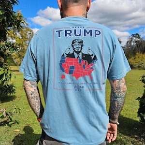 Camiseta con mapa de las elecciones de Trump: diseño de parodia política con mapa de resultados electorales y silueta de Trump / Colores cómodos 1717