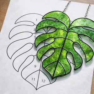 Patrón imprimible de atrapasoles de vitral con diseño de planta monstera, descarga digital en PDF, solo para impresora.