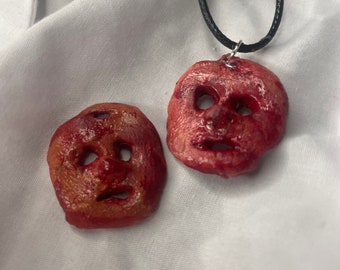 Collier à breloques en argile Skinned Face