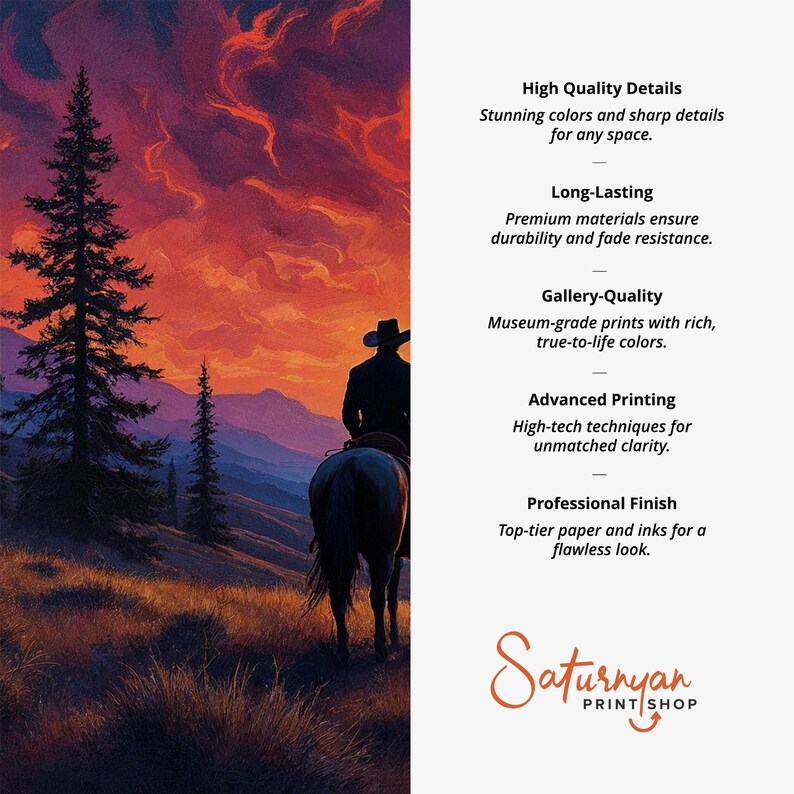 K&ouml;nnte beinhalten: Ein Cowboy reitet ein Pferd vor dem Hintergrund eines Sonnenuntergangs mit einer Bergkette in der Ferne. Der Himmel ist leuchtend orange und rot mit Wolken. Der Text "Saturnyan Print Shop" befindet sich in der unteren rechten Ecke des Bildes.