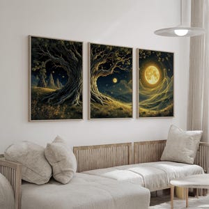 Puede incluir: Tres impresiones art&iacute;sticas enmarcadas que representan una escena de bosque m&iacute;stico con grandes &aacute;rboles nudosos bajo un cielo nocturno. La obra presenta una luna llena y estrellas, con una paleta de colores de azules oscuros, verdes y dorados. Las impresiones se exhiben sobre un sof&aacute; claro.
