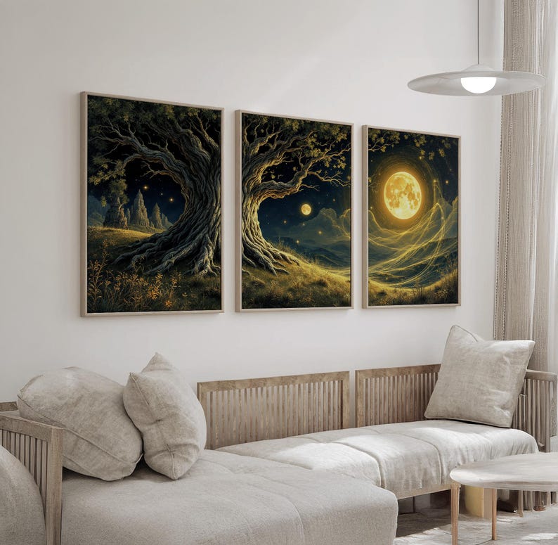 Puede incluir: Tres impresiones art&iacute;sticas enmarcadas que representan una escena de bosque m&iacute;stico con grandes &aacute;rboles nudosos bajo un cielo nocturno. La obra presenta una luna llena y estrellas, con una paleta de colores de azules oscuros, verdes y dorados. Las impresiones se exhiben sobre un sof&aacute; claro.
