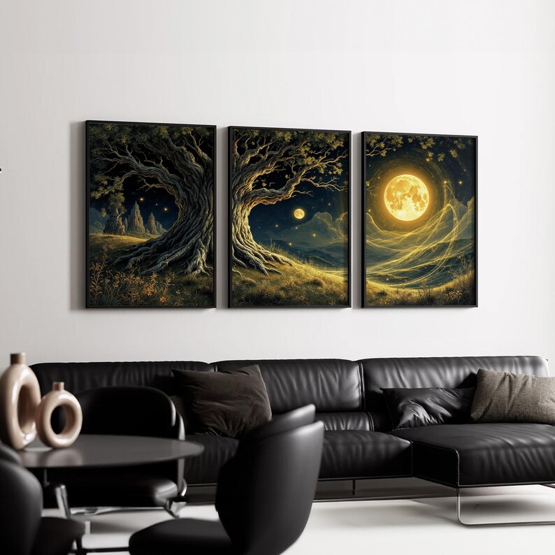 Puede incluir: Tr&iacute;ptico de grabados art&iacute;sticos enmarcados que representan un paisaje nocturno con &aacute;rboles y una luna llena. La obra de arte presenta una paleta de colores oscuros con acentos dorados y amarillos, creando una atm&oacute;sfera m&iacute;stica y serena. Los marcos son negros.