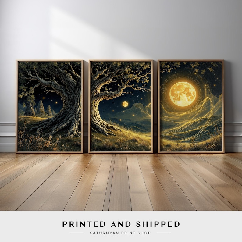 Puede incluir: Tres impresiones art&iacute;sticas enmarcadas que representan un paisaje nocturno con &aacute;rboles y una luna llena. La obra de arte presenta una paleta de colores oscuros con acentos dorados y amarillos, creando una atm&oacute;sfera m&iacute;stica. El texto "PRINTED AND SHIPPED" est&aacute; en la parte inferior.