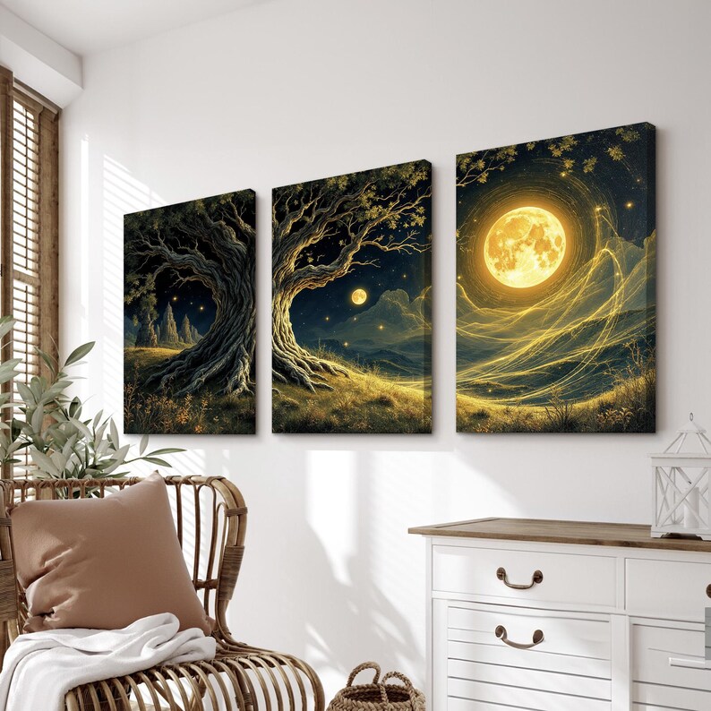 Puede incluir: Un tr&iacute;ptico de arte en lienzo que presenta una escena nocturna m&iacute;stica. La obra de arte representa un gran &aacute;rbol nudoso, una luna llena y un cielo estrellado. La paleta de colores incluye azules oscuros, verdes y amarillos dorados, creando una atm&oacute;sfera m&aacute;gica.
