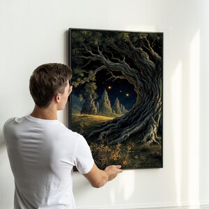 Puede incluir: Una impresi&oacute;n art&iacute;stica enmarcada que representa un paisaje fant&aacute;stico con un gran &aacute;rbol nudoso que enmarca una vista de formaciones rocosas distantes e iluminadas bajo un cielo estrellado. La obra de arte presenta una paleta de colores oscuros con toques dorados y verdes.