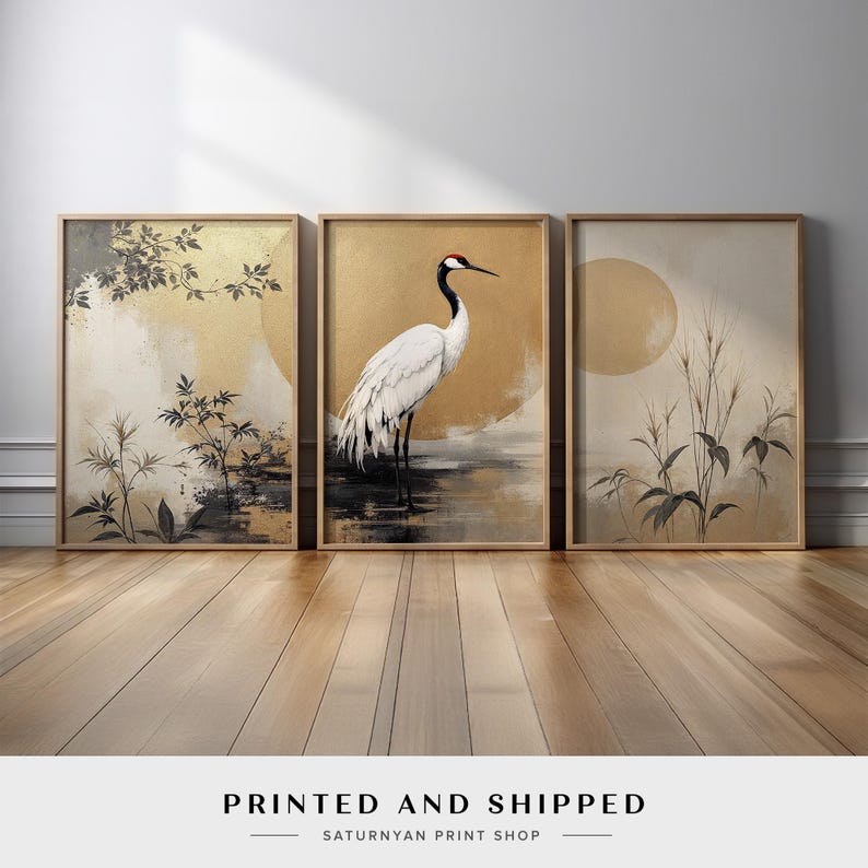 Pu&ograve; includere: Un set di tre stampe incorniciate che raffigurano una gru bianca con la testa rossa in piedi in uno stagno con accenti dorati e neri. Le stampe sono posizionate contro un muro bianco con un pavimento in legno.
