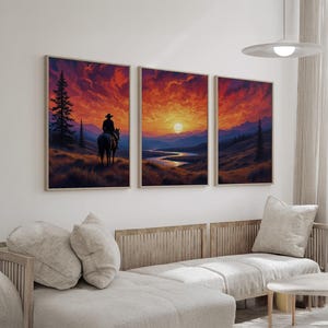 K&ouml;nnte beinhalten: Ein Satz von drei Landschaftsgem&auml;lden, die einen Sonnenuntergang &uuml;ber einem Flusstal darstellen. Die Gem&auml;lde sind in einem hellen Holzrahmen gerahmt und an einer wei&szlig;en Wand aufgeh&auml;ngt. Das linke Gem&auml;lde zeigt einen Cowboy, der auf einem Pferd durch ein Feld reitet. Das mittlere Gem&auml;lde zeigt einen breiten Fluss, der sich durch ein Tal schl&auml;ngelt. Das rechte Gem&auml;lde zeigt eine Bergkette in der Ferne.