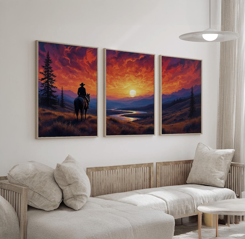 K&ouml;nnte beinhalten: Ein Satz von drei Landschaftsgem&auml;lden, die einen Sonnenuntergang &uuml;ber einem Flusstal darstellen. Die Gem&auml;lde sind in einem hellen Holzrahmen gerahmt und an einer wei&szlig;en Wand aufgeh&auml;ngt. Das linke Gem&auml;lde zeigt einen Cowboy, der auf einem Pferd durch ein Feld reitet. Das mittlere Gem&auml;lde zeigt einen breiten Fluss, der sich durch ein Tal schl&auml;ngelt. Das rechte Gem&auml;lde zeigt eine Bergkette in der Ferne.