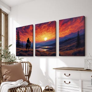 K&ouml;nnte beinhalten: Ein dreiteiliges Leinwandbild-Set, das einen Cowboy auf einem Pferd in einem Tal bei Sonnenuntergang zeigt. Der Himmel ist leuchtend orange und rot mit Wolken. Das Tal ist gr&uuml;n und braun mit einem Fluss, der sich durch ihn schl&auml;ngelt.