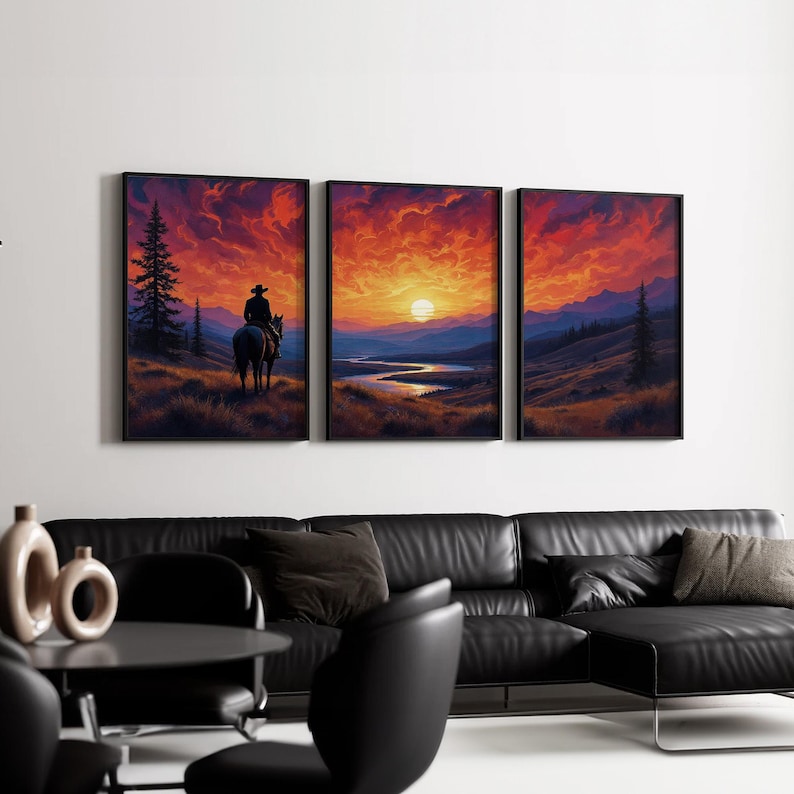 K&ouml;nnte beinhalten: Ein dreiteiliges Set gerahmter Kunstdrucke, das einen einsamen Cowboy zeigt, der auf einem Pferd durch eine weite Landschaft reitet, w&auml;hrend die Sonne untergeht. Die Drucke zeigen einen leuchtend orangefarbenen und roten Himmel mit flauschigen Wolken, einen gewundenen Fluss und ferne Berge.