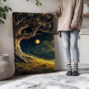 Puede incluir: Impresi&oacute;n en lienzo de un paisaje nocturno con un gran &aacute;rbol iluminado. La obra presenta una luna llena, estrellas y colinas onduladas en tonos dorados, verdes y negros. Las ramas y ra&iacute;ces del &aacute;rbol est&aacute;n detalladas con reflejos dorados.