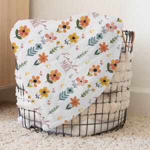 Couverture personnalisée à emmailloter fleurs sauvages : cadeau de naissance bohème avec prénom personnalisé