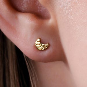 Aretes de croissant rellenos de oro de 24 k: delicadas joyas culinarias