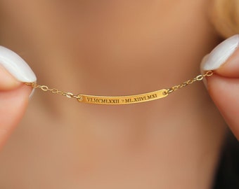 Collar de barra grabado personalizado · Collar de coordenadas curvas o números romanos · Joyería delicada con nombre monograma · Regalo personalizado para ella