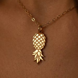 Collar con forma de piña invertida bañado en oro de 24 quilates