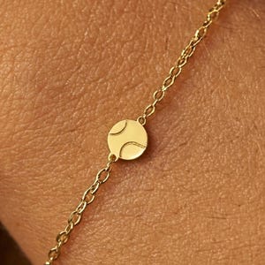 Pulsera con pelota de tenis bañada en oro de 24k: Joyería deportiva ajustable