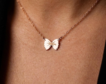 Collana a forma di papillon in oro 24 carati
