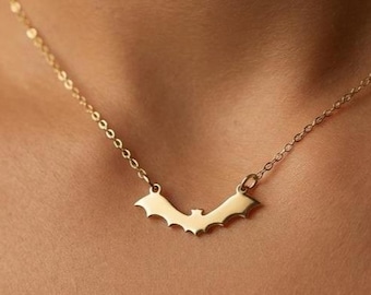 Collar con colgante de murciélago bañado en oro de 24 quilates