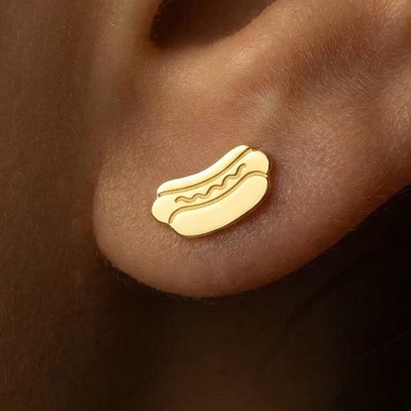 Pendientes de botón con forma de perrito caliente bañados en oro de 24k: Joyería divertida con forma de comida