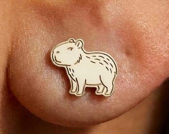 繊細な24金張りカピバラスタッドピアス：かわいい動物好きへのギフト