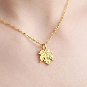 スターリングシルバーのメープルリーフネックレス：秋のペンダント
