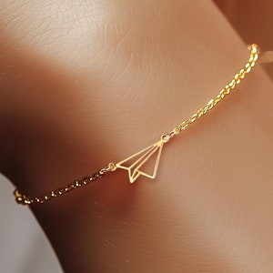 Bracciale a forma di aeroplano di carta riempito d'oro 24k · Gioiello ispirato ai viaggi · Regalo di aviazione per la mamma di un pilota dell'aeronautica / equipaggio di cabina · Regolabile