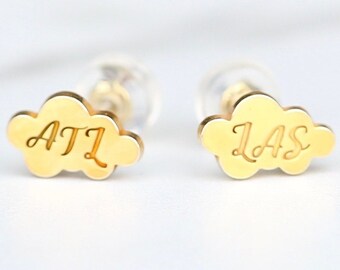 Pendientes de nube personalizados con relleno de oro de 24k · Regalo personalizado para asistente de vuelo · Delicados aretes de oro · Joyería de viaje Wanderlust City · Plata 925