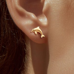 Aretes de delfín en plata esterlina bañada en oro de 24 k: joyería de playa tropical